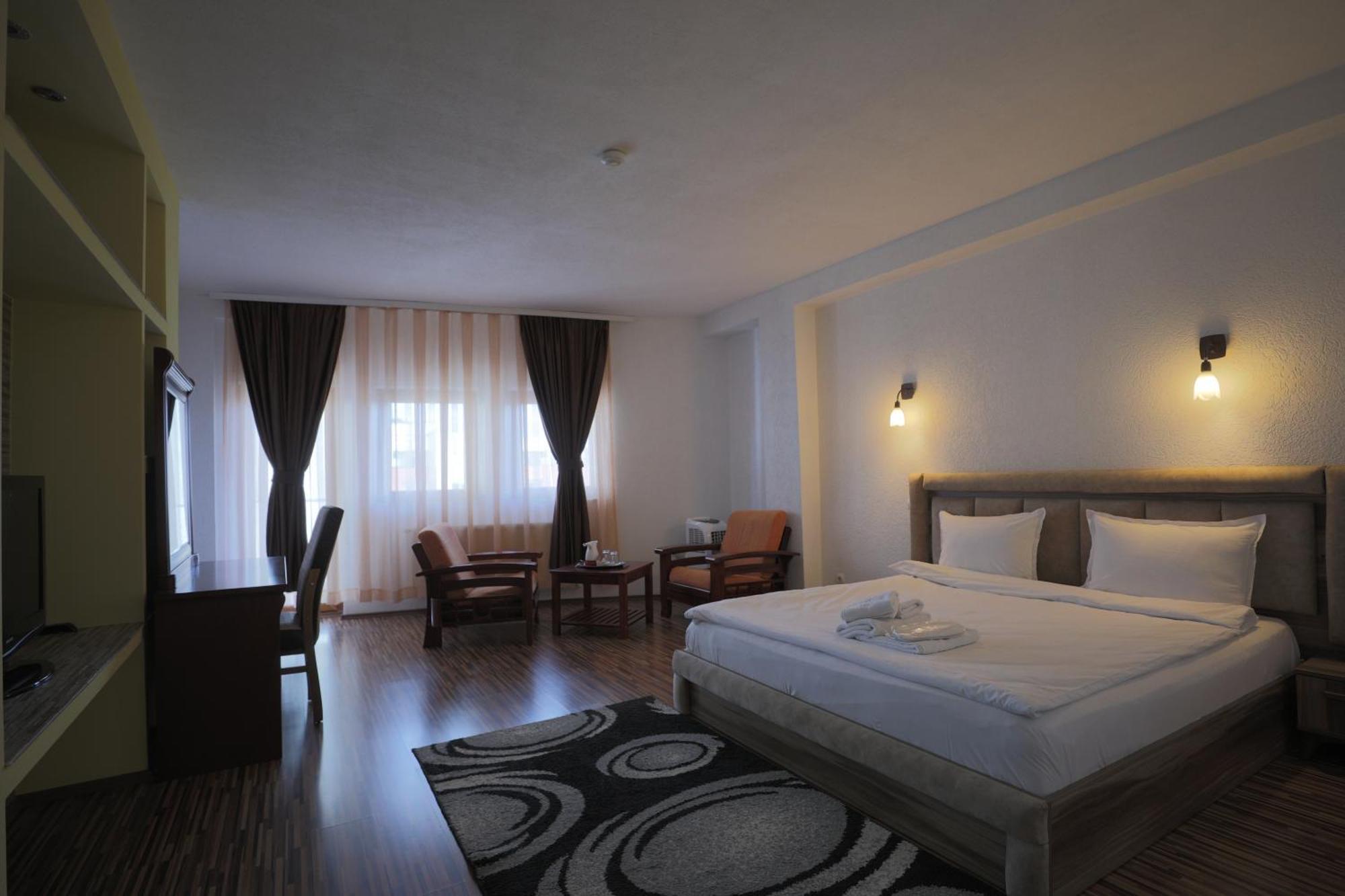 Hotel Denis Pristina Exterior photo