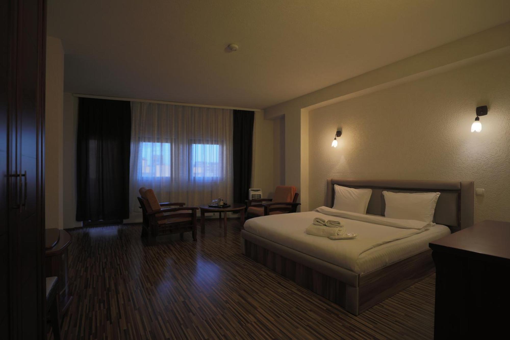 Hotel Denis Pristina Exterior photo