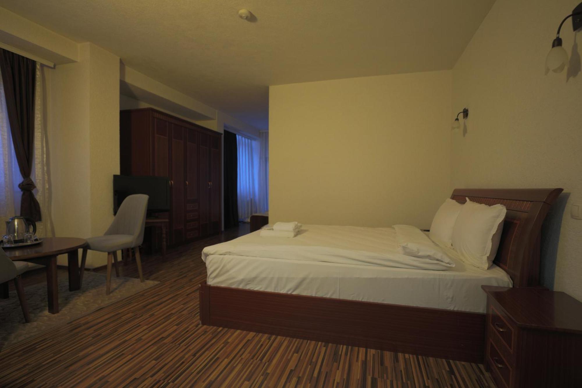 Hotel Denis Pristina Exterior photo