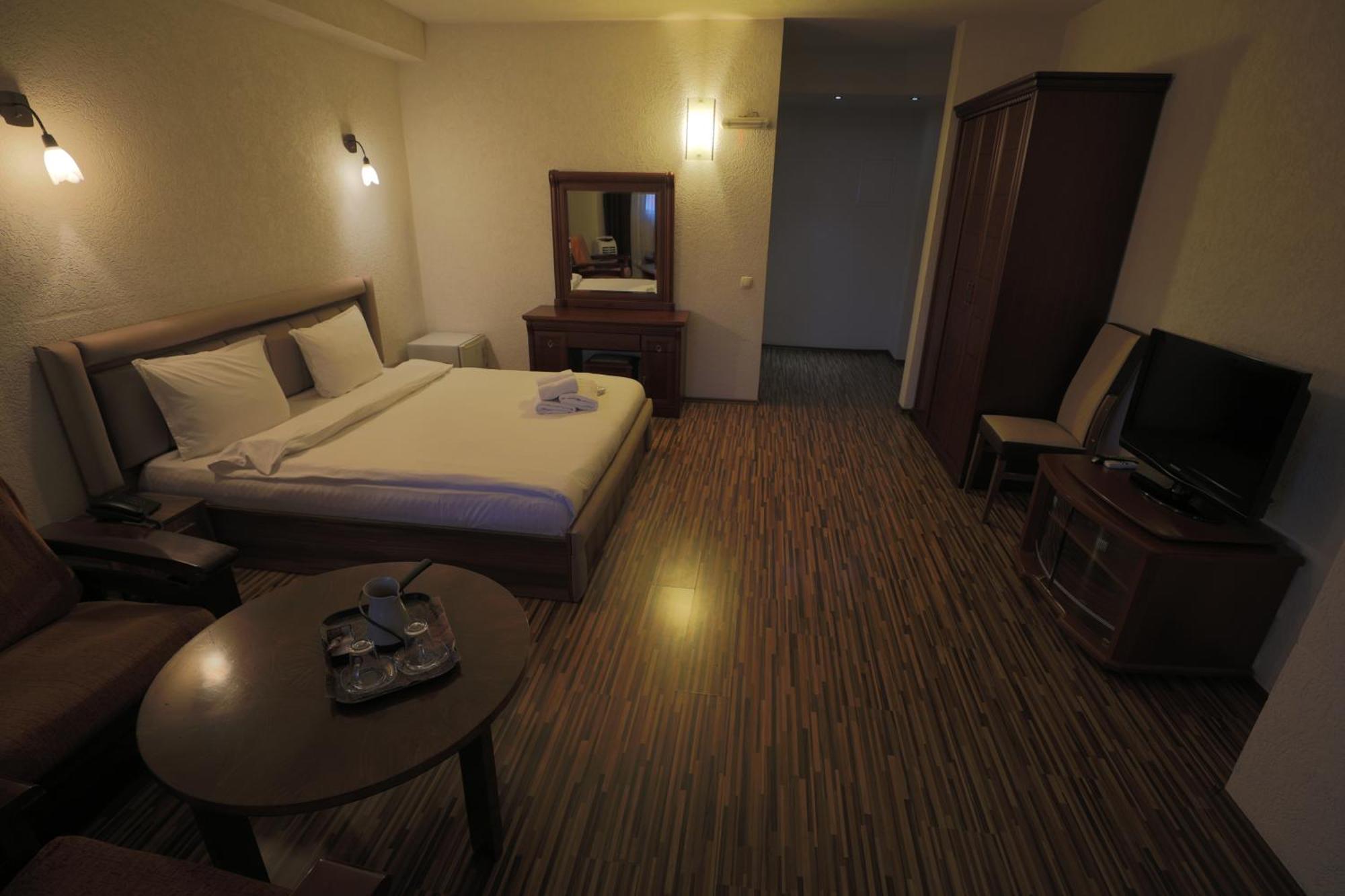 Hotel Denis Pristina Exterior photo