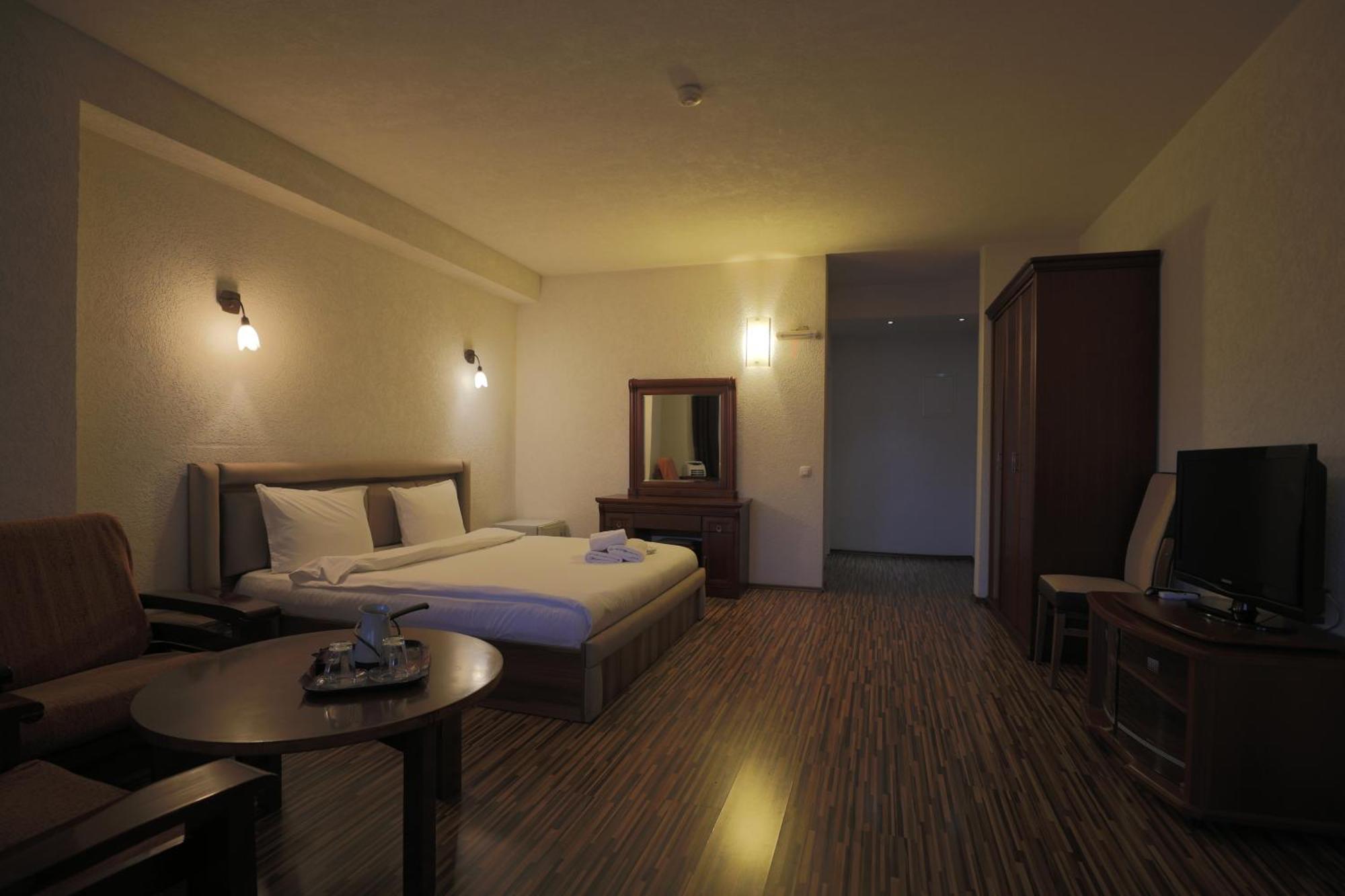 Hotel Denis Pristina Exterior photo