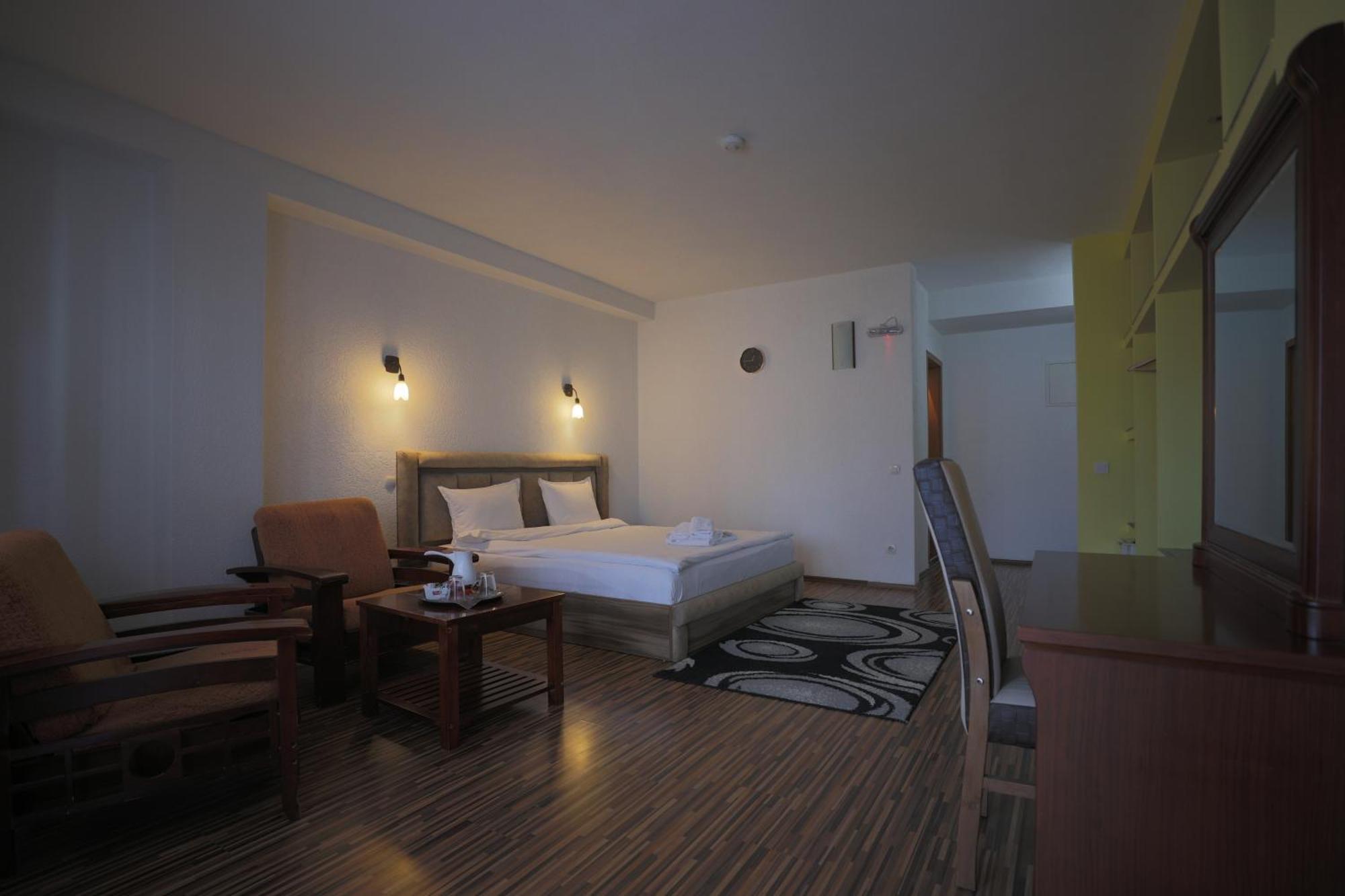 Hotel Denis Pristina Exterior photo