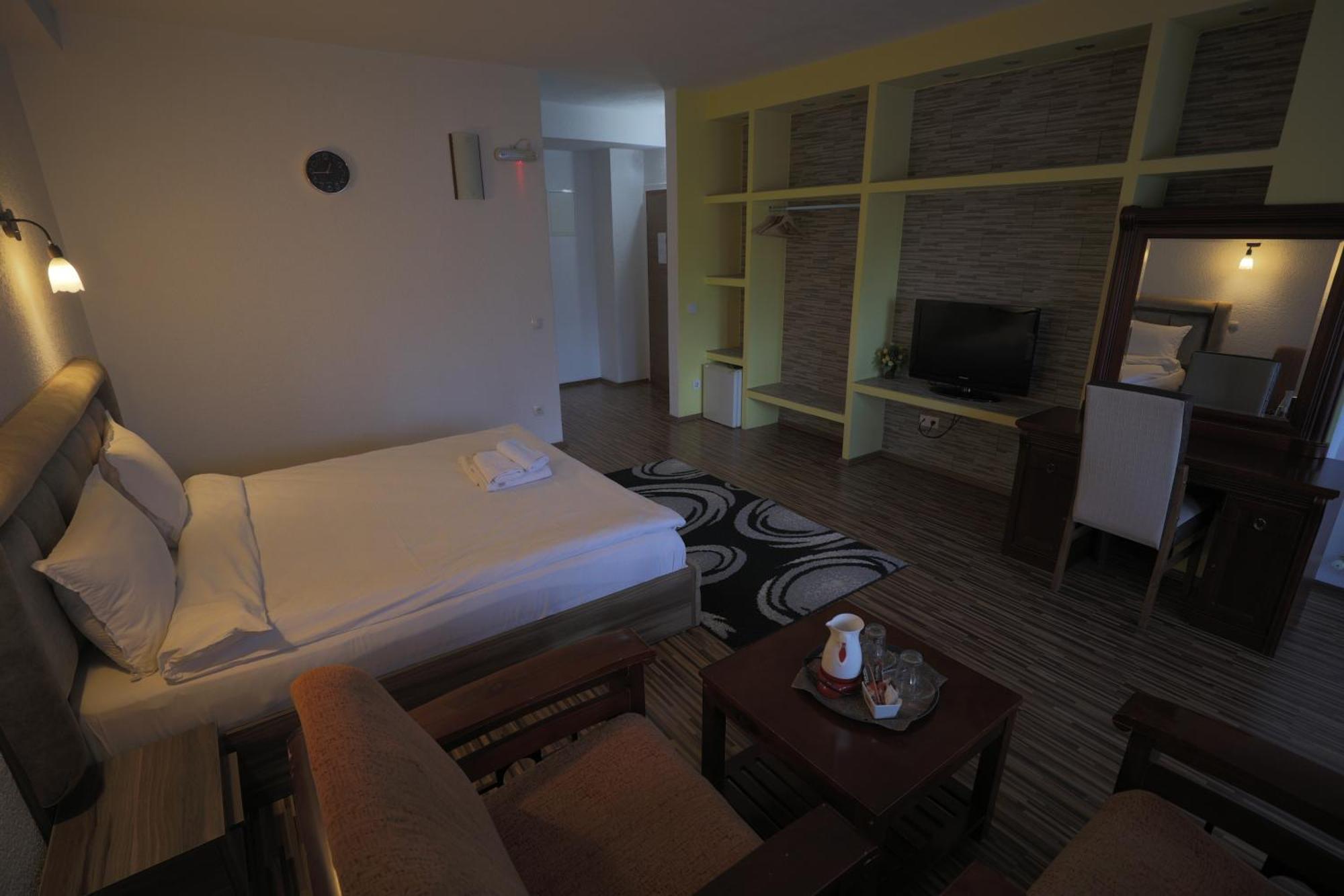 Hotel Denis Pristina Exterior photo